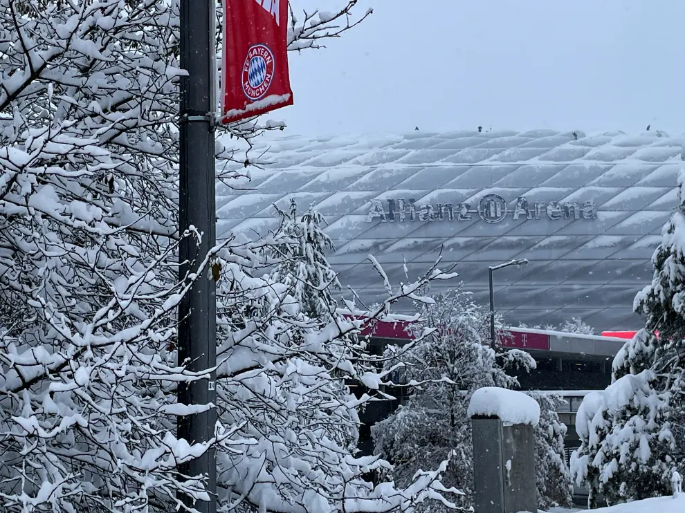 Bayern Munichs Allianz Arena is covered in snow after heavy snowfall hit Bavaria and its capital Munich, Germany, December 2, 2023. The German Bundesliga soccer match FC Bayern Munich v 1. FC Union Berlin had to be cancelled because of the the weather condition.     REUTERS/Louisa Off [[[REUTERS VOCENTO]]] EUROPE-WEATHER/GERMANY-SNOW