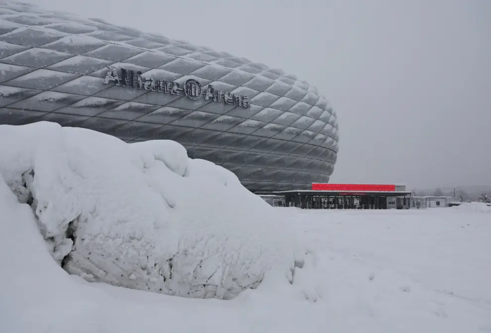 Snow covers Bayern Munichs Allianz Arena after heavy snowfall hit Bavaria and its capital Munich, Germany, December 2, 2023. German Bundesliga soccer match FC Bayern Munich v 1. FC Union Berlin had to be cancelled, trains halted and the airport closed because of the weather condition.      REUTERS/Leonhard Simon [[[REUTERS VOCENTO]]] EUROPE-WEATHER/GERMANY-SNOW