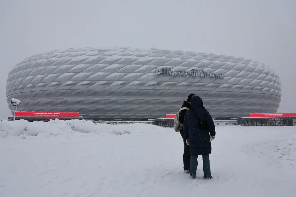 Snow covers Bayern Munichs Allianz Arena after heavy snowfall hit Bavaria and its capital Munich, Germany, December 2, 2023. German Bundesliga soccer match FC Bayern Munich v 1. FC Union Berlin had to be cancelled, trains halted and the airport closed because of the weather condition.      REUTERS/Leonhard Simon [[[REUTERS VOCENTO]]] EUROPE-WEATHER/GERMANY-SNOW