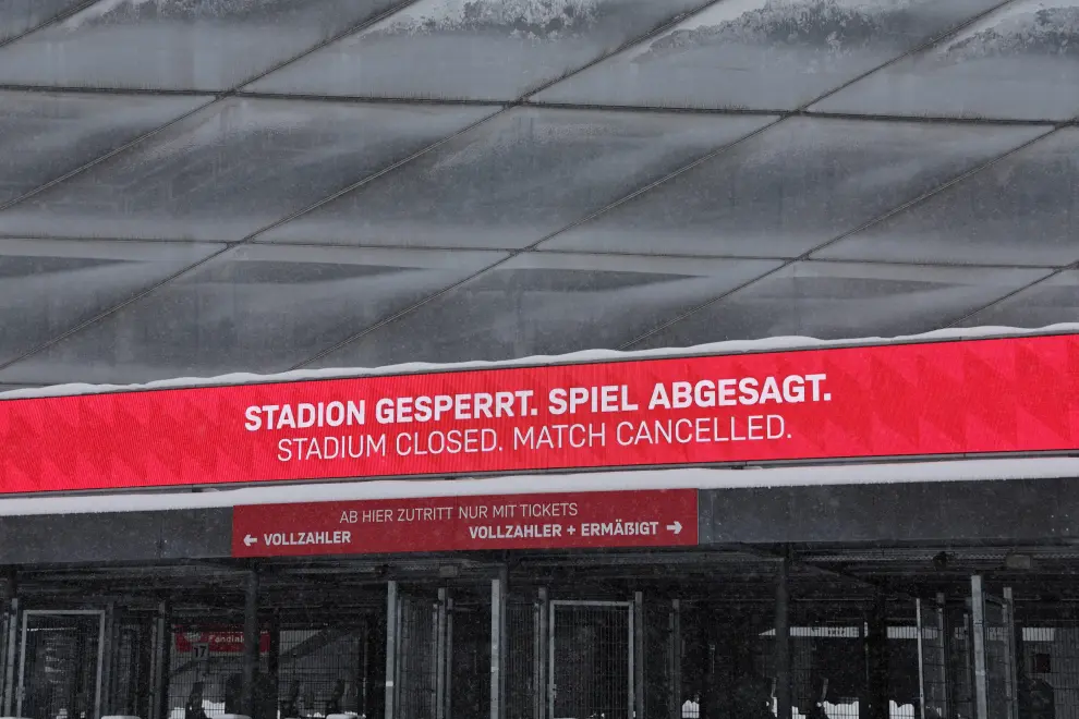 Snow covers Bayern Munichs Allianz Arena after heavy snowfall hit Bavaria and its capital Munich, Germany, December 2, 2023. German Bundesliga soccer match FC Bayern Munich v 1. FC Union Berlin had to be cancelled, trains halted and the airport closed because of the weather condition. Sign reads stadium closed - match cancelled.   REUTERS/Leonhard Simon [[[REUTERS VOCENTO]]] EUROPE-WEATHER/GERMANY-SNOW