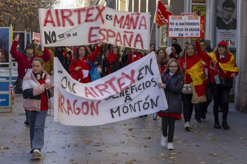 Protesta de los trabajadores de Airtex en Zaragoza contra los despidos y la deslocalización a Rumanía.