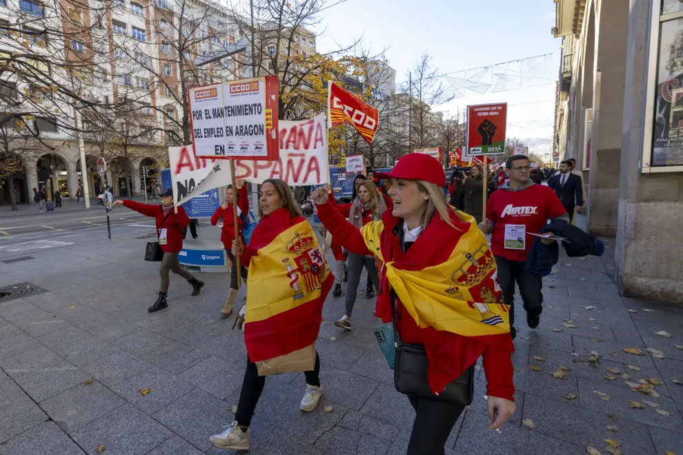 Protesta de los trabajadores de Airtex en Zaragoza contra los despidos y la deslocalización a Rumanía.