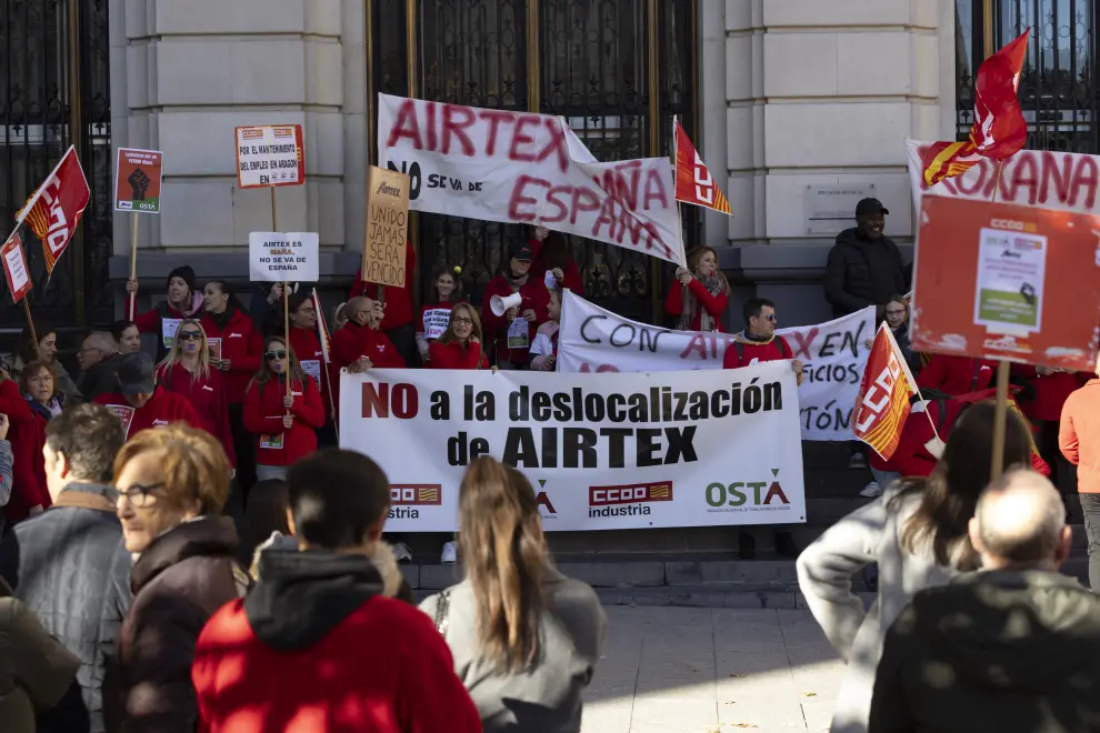 Protesta de los trabajadores de la empresa de Airtex en Zaragoza contra los despidos y el traslado a Rumanía.