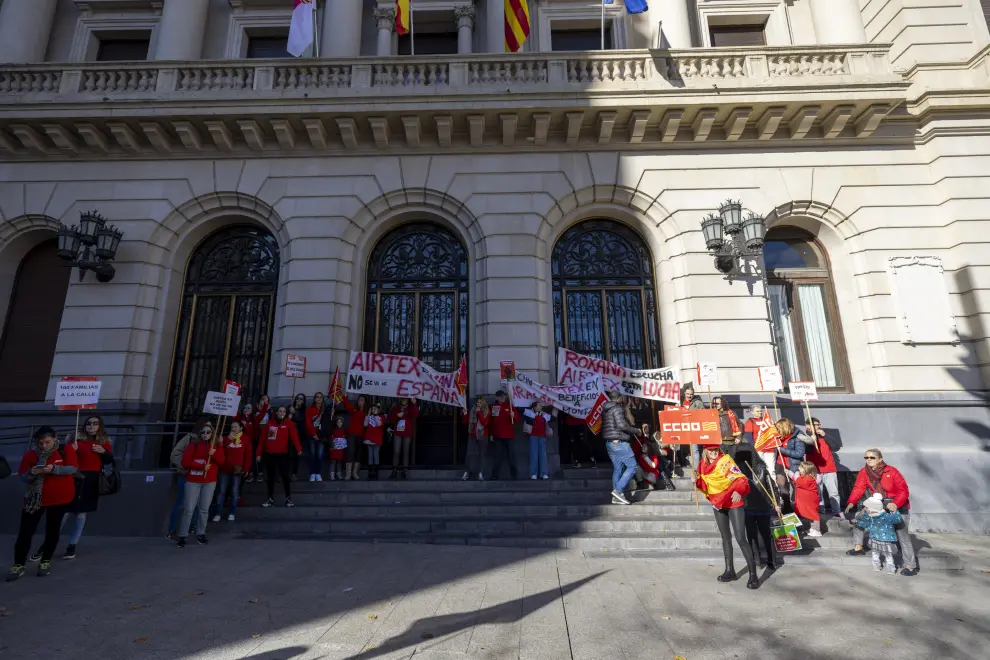 Protesta de los trabajadores de la empresa de Airtex en Zaragoza contra los despidos y el traslado a Rumanía.