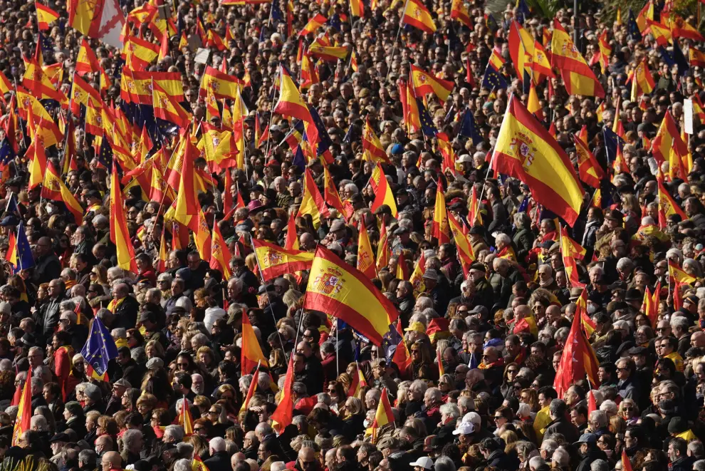 MADRID, 03/12/2023.- Cientos de simpatizantes asisten al acto organizado por el Partido Popular en defensa de la Constitución y de la igualdad, este domingo en el Parque del Templo de Debod, en Madrid. EFE/Borja Sanchez-Trillo

