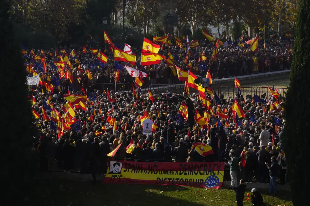 MADRID, 03/12/2023.- Cientos de simpatizantes asisten al acto organizado por el Partido Popular en defensa de la Constitución y de la igualdad, este domingo en el Parque del Templo de Debod, en Madrid. EFE/Borja Sanchez-Trillo
