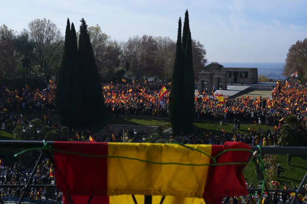 MADRID, 03/12/2023.- Cientos de simpatizantes asisten al acto organizado por el Partido Popular en defensa de la Constitución y de la igualdad, este domingo en el Parque del Templo de Debod, en Madrid. EFE/Borja Sanchez-Trillo
