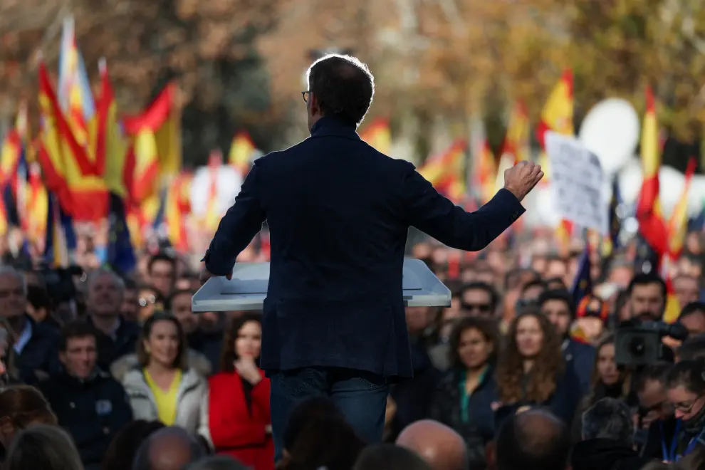 Peoples Party leader Alberto Nunez Feijoo speaks during a demonstration against the pacts made by Spains socialist government with the Catalan separatist Junts party, which includes amnesties for people involved with Catalonias failed 2017 independence bid, at Temple of Debod in Madrid, Spain December 3, 2023. REUTERS/Isabel Infantes [[[REUTERS VOCENTO]]]