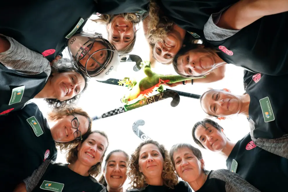El equipo de mamis de Pilaricas Vach, referente aragonés del hockey hierba