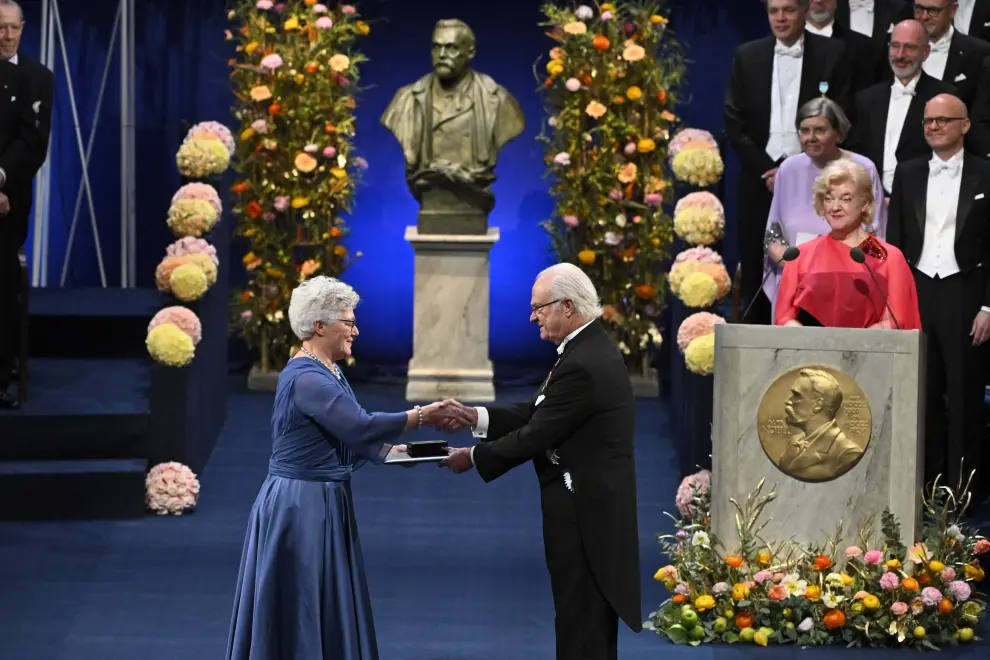 Stockholm (Sweden), 10/12/2023.- Katalin Kariko is awarded the Nobel Prize in physiology or medicine 2023 by King Carl Gustaf (R) of Sweden during the Nobel Prize 2023 award ceremony at the Concert Hall in Stockholm, Sweden, 10 December 2023. (Suecia, Estocolmo) EFE/EPA/CLAUDIO BRESCIANI SWEDEN OUT
 SWEDEN NOBEL 2023 PRIZE CEREMONY
