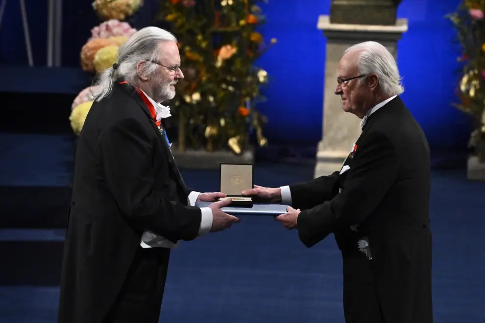 Stockholm (Sweden), 10/12/2023.- Drew Weismann is awarded the Nobel Prize in physiology or medicine 2023 by King Carl Gustaf (R) of Sweden during the Nobel Prize 2023 award ceremony at the Concert Hall in Stockholm, Sweden, 10 December 2023. (Suecia, Estocolmo) EFE/EPA/CLAUDIO BRESCIANI SWEDEN OUT
 SWEDEN NOBEL 2023 PRIZE CEREMONY