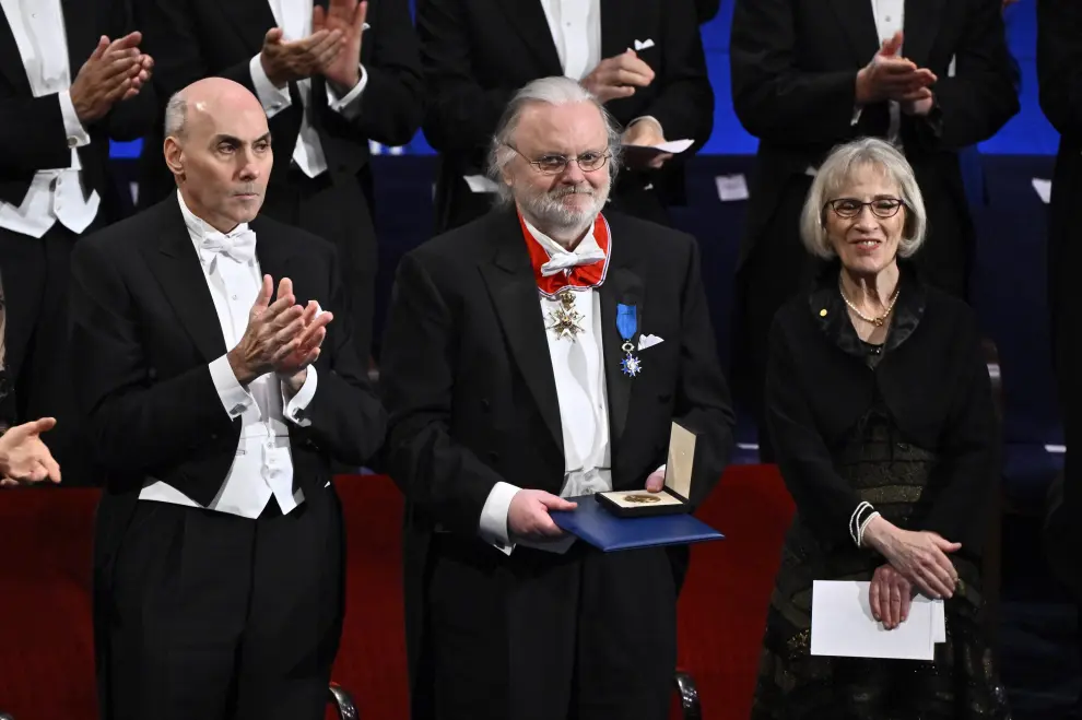 Stockholm (Sweden), 10/12/2023.- Anne L'Huillier is awarded the Nobel Prize in Physics 2023 by King Carl Gustaf (R) of Sweden during the Nobel Prize 2023 award ceremony at the Concert Hall in Stockholm, Sweden, 10 December 2023. (Suecia, Estocolmo) EFE/EPA/CLAUDIO BRESCIANI SWEDEN OUT
 SWEDEN NOBEL 2023 PRIZE CEREMONY