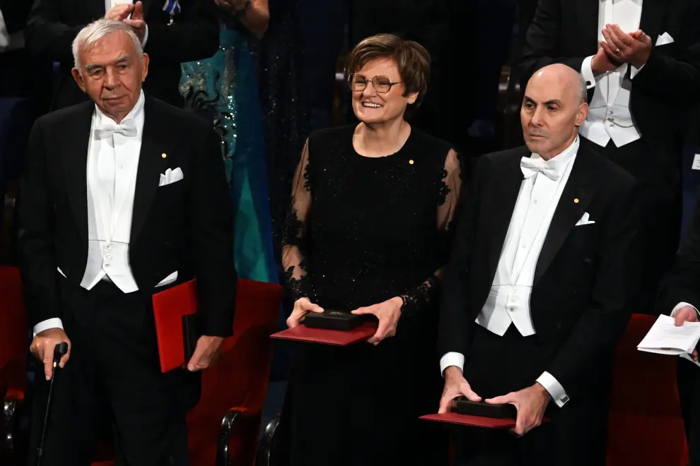 Stockholm (Sweden), 10/12/2023.- Hungarian biochemist Katalin Kariko is awarded the Nobel Prize in Physiology or Medicine 2023 by King Carl Gustaf (R) of Sweden during the Nobel Prize 2023 award ceremony at the Concert Hall in Stockholm, Sweden, 10 December 2023. (Suecia, Estocolmo) EFE/EPA/SZILARD KOSZTICSAK HUNGARY OUT
 SWEDEN NOBEL 2023 PRIZE CEREMONY