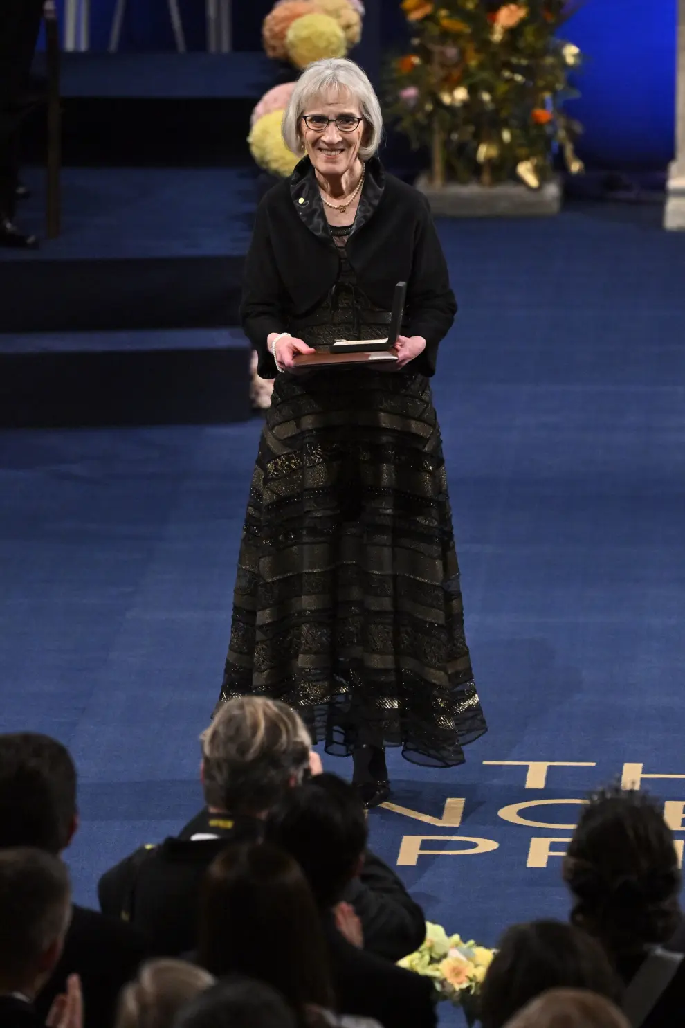 Stockholm (Sweden), 10/12/2023.- Claudia Goldin is awarded the Nobel Prize in Economic Sciences 2023 by King Carl Gustaf (R) of Sweden during the Nobel Prize 2023 award ceremony at the Concert Hall in Stockholm, Sweden, 10 December 2023. (Suecia, Estocolmo) EFE/EPA/CLAUDIO BRESCIANI SWEDEN OUT
 SWEDEN NOBEL 2023 PRIZE CEREMONY