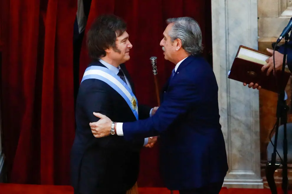 Outgoing Argentine President Alberto Fernandez passes the symbolic leaders staff to Javier Milei after he was sworn in as Argentinas next president, in Buenos Aires, Argentina December 10, 2023. REUTERS/Matias Baglietto     TPX IMAGES OF THE DAY [[[REUTERS VOCENTO]]]