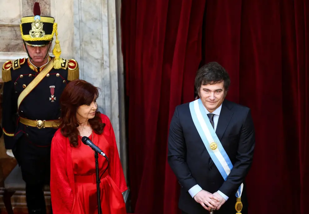 Argentinas President Javier Milei wears the presidential sash next to Cristina Fernandez de Kirchner after he was sworn in as Argentinas next president at the National Congress, in Buenos Aires, Argentina December 10, 2023. REUTERS/Matias Baglietto     TPX IMAGES OF THE DAY [[[REUTERS VOCENTO]]]