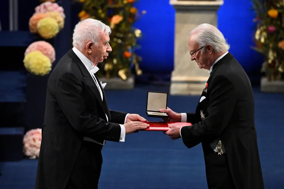Pierre Agostini is awarded the Nobel Prize in Physics 2023 by King Carl Gustaf of Sweden during the Nobel Prize award ceremony at the Concert Hall in Stockholm, Sweden on December 10, 2023. Claudio Bresciani/TT News Agency/via REUTERS      ATTENTION EDITORS - THIS IMAGE WAS PROVIDED BY A THIRD PARTY. SWEDEN OUT. NO COMMERCIAL OR EDITORIAL SALES IN SWEDEN. [[[REUTERS VOCENTO]]] NOBEL-PRIZE/