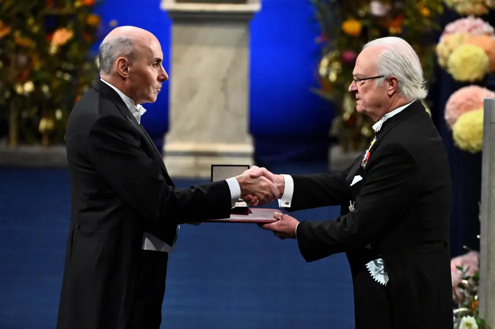Jon Fosse is awarded the Nobel Prize in Literature 2023 by King Carl Gustaf of Sweden during the Nobel Prize award ceremony at the Concert Hall in Stockholm, Sweden on December 10, 2023. Claudio Bresciani/TT News Agency/via REUTERS      ATTENTION EDITORS - THIS IMAGE WAS PROVIDED BY A THIRD PARTY. SWEDEN OUT. NO COMMERCIAL OR EDITORIAL SALES IN SWEDEN. [[[REUTERS VOCENTO]]] NOBEL-PRIZE/