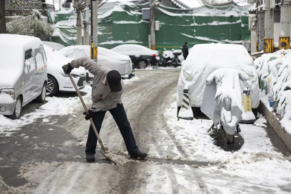 Beijing (China), 11/12/2023.- A man shovels snow on a street in Beijing, China, 11 December 2023. Beijing has its first snowfall this winter as in the northern regions, China'Äôs Meteorological service has issued a yellow alert for blizzards. EFE/EPA/ANDRES MARTINEZ CASARES
