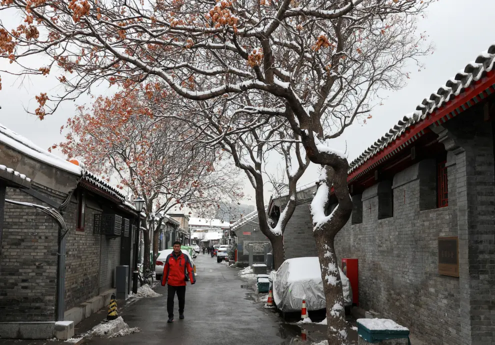 A person walks at a hutong alley on a snowy day in Beijing, China December 11, 2023. REUTERS/Tingshu Wang [[[REUTERS VOCENTO]]]