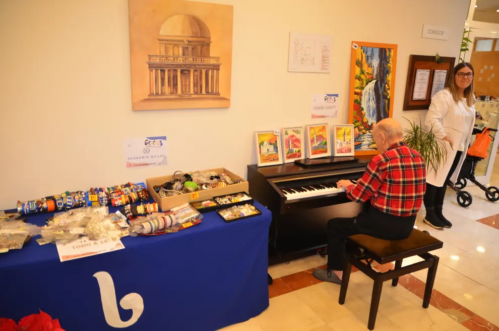 El pianista Domingo Belled, usuario de la residencia Ballesol, ha amenizado la presentación del rastrillo