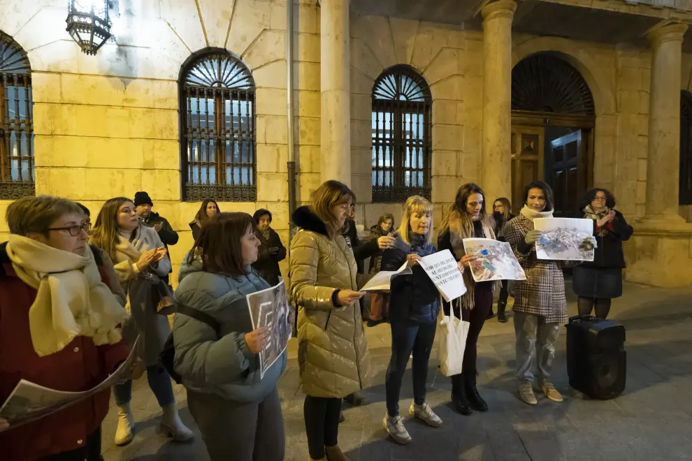 Concentracion de vecinos afectados por el derumbe de la calle San francisco de Teruel