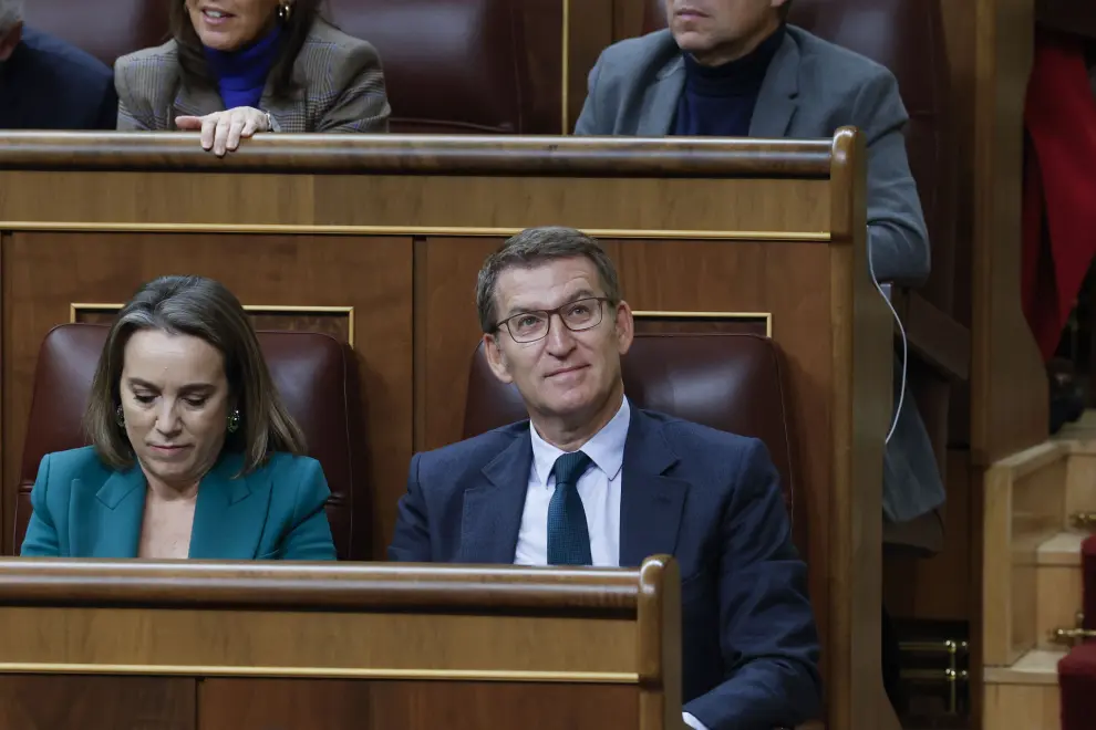 MADRID, 13/12/2023.- El líder el PP, Alberto Núñez Feijóo y la diputada del PP Cuca Gamarra, durante la sesión de control al Ejecutivo este miércoles en el Congreso, EFE/J.J. Guillén
