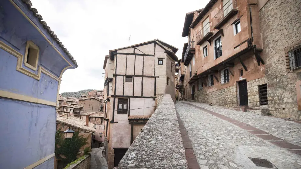 Este precioso pueblo de Teruel es uno de los más baratos para pasar esta Nochevieja, según Esquire