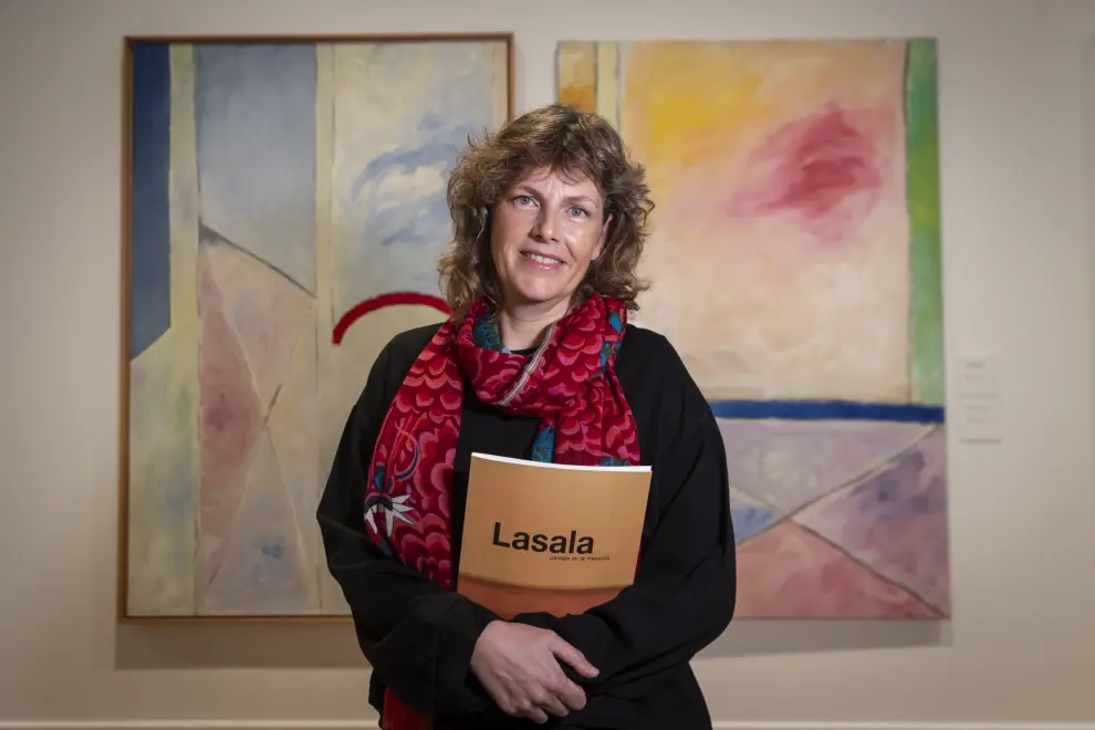 Sabina Lasala, comisaria de la exposición ‘José Luis Lasala. Paisaje en la memoria’, ayer, en el Museo Pablo Serrano.