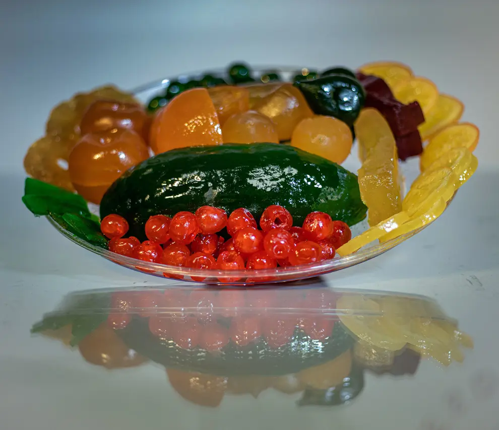 Variedad de frutas confitadas que elaboran en Taisi, en Calatayud.