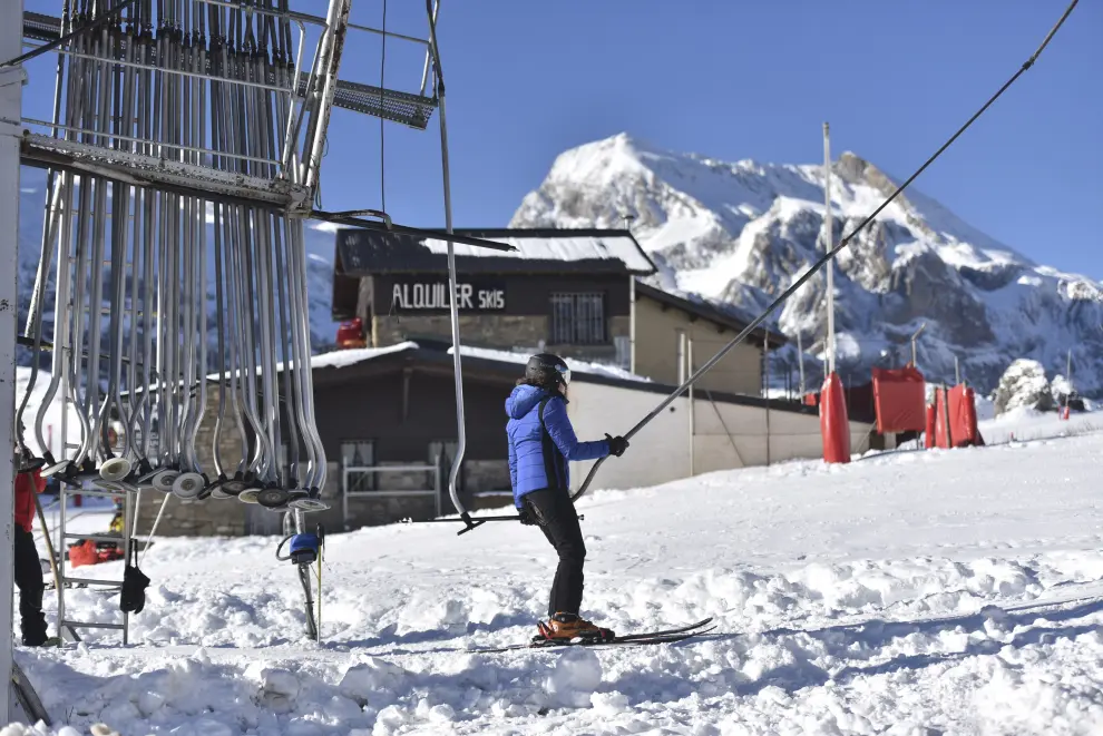 Las estaciones aragonesas han abierto este sábado con 57 kilómetros esquiables.