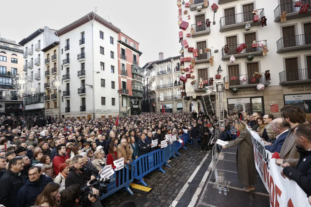 La alcaldesa de Pamplona Cristina Ibarrola interviene durante la concentración "Pamplona no se vende", este domingo en Pamplona.