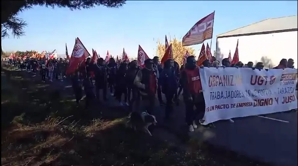 Los trabajadores de Forvia han iniciado la marcha en la plaza de San Francisco hasta la puerta de la empresa, en el polígono industrial.