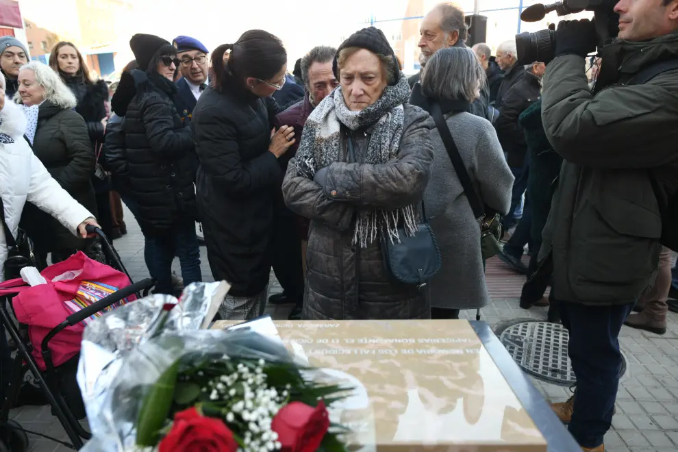 Inauguración del monolito que recuerda en Zaragoza a las víctimas del incendio en Tapicerías Bonafonte