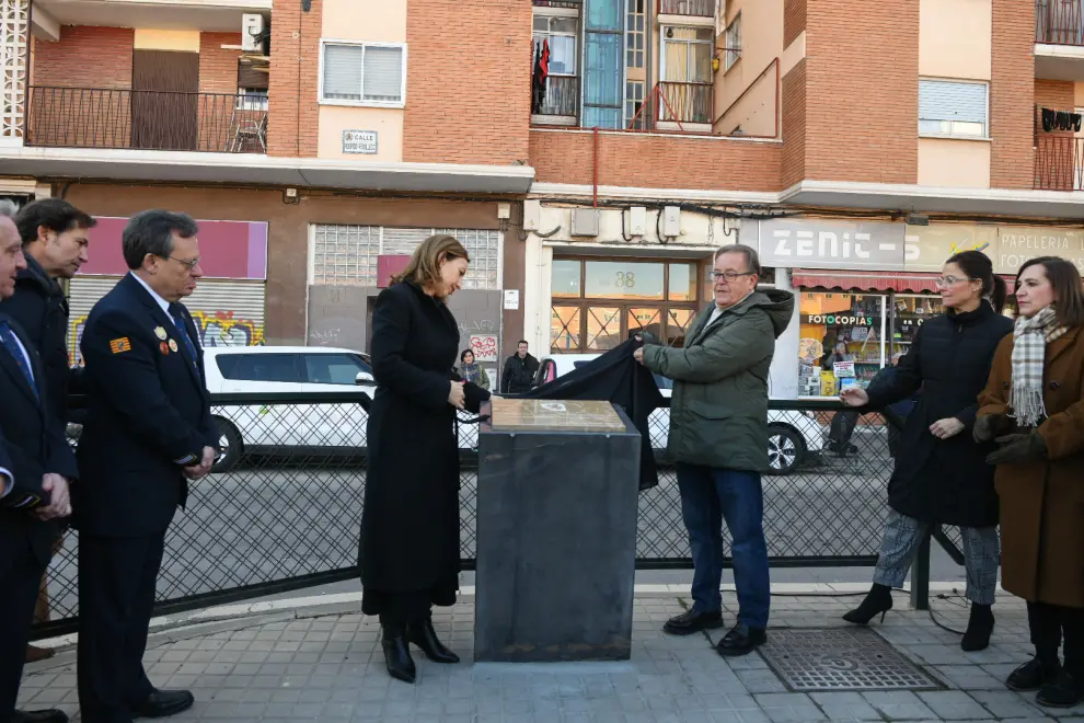 Inauguración del monolito que recuerda en Zaragoza a las víctimas del incendio en Tapicerías Bonafonte