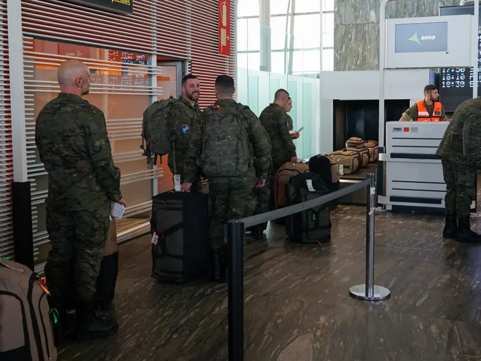 Los militares de la Brigada Aragón se despiden de sus familias, ayer, en el aeropuerto de Zaragoza.