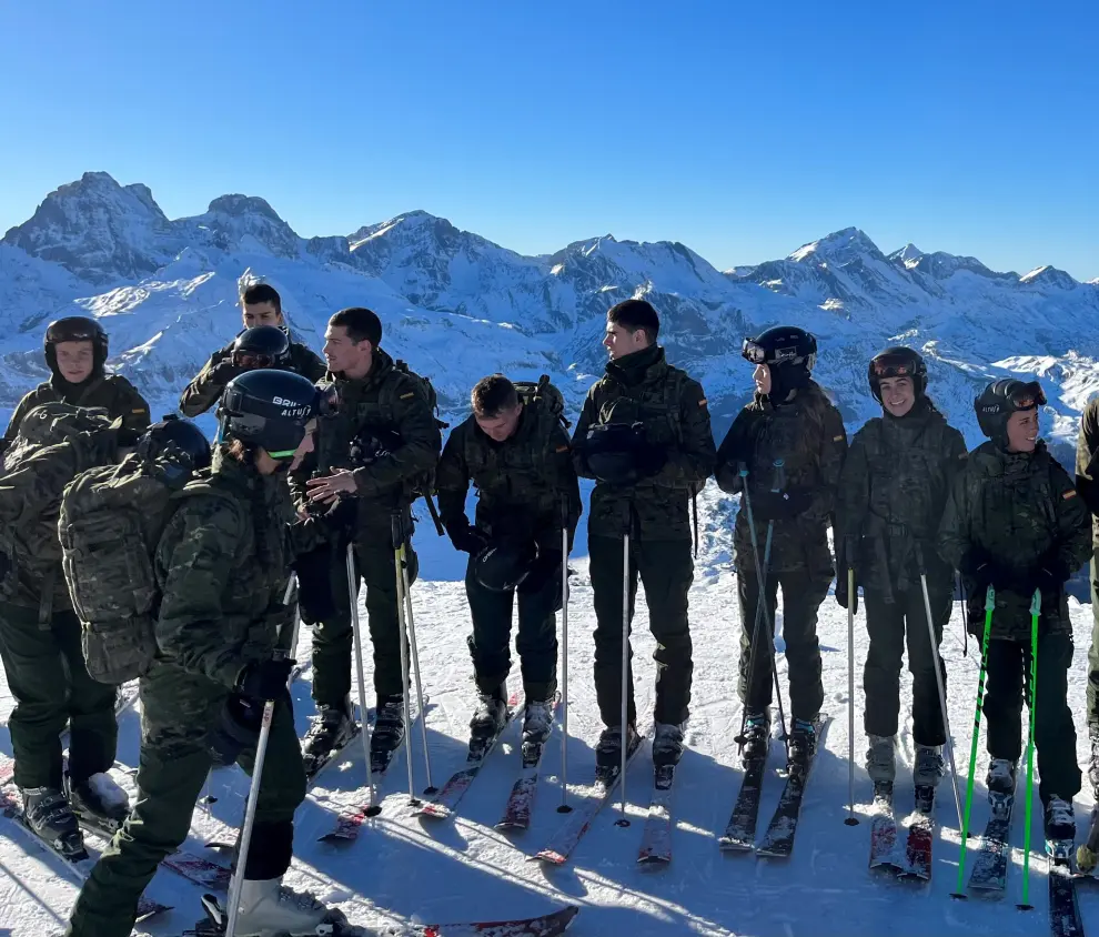 Imágenes de la cadete Leonor en el Pirineo aragonés esquiando junto a sus compañeros de la Academia General Militar.