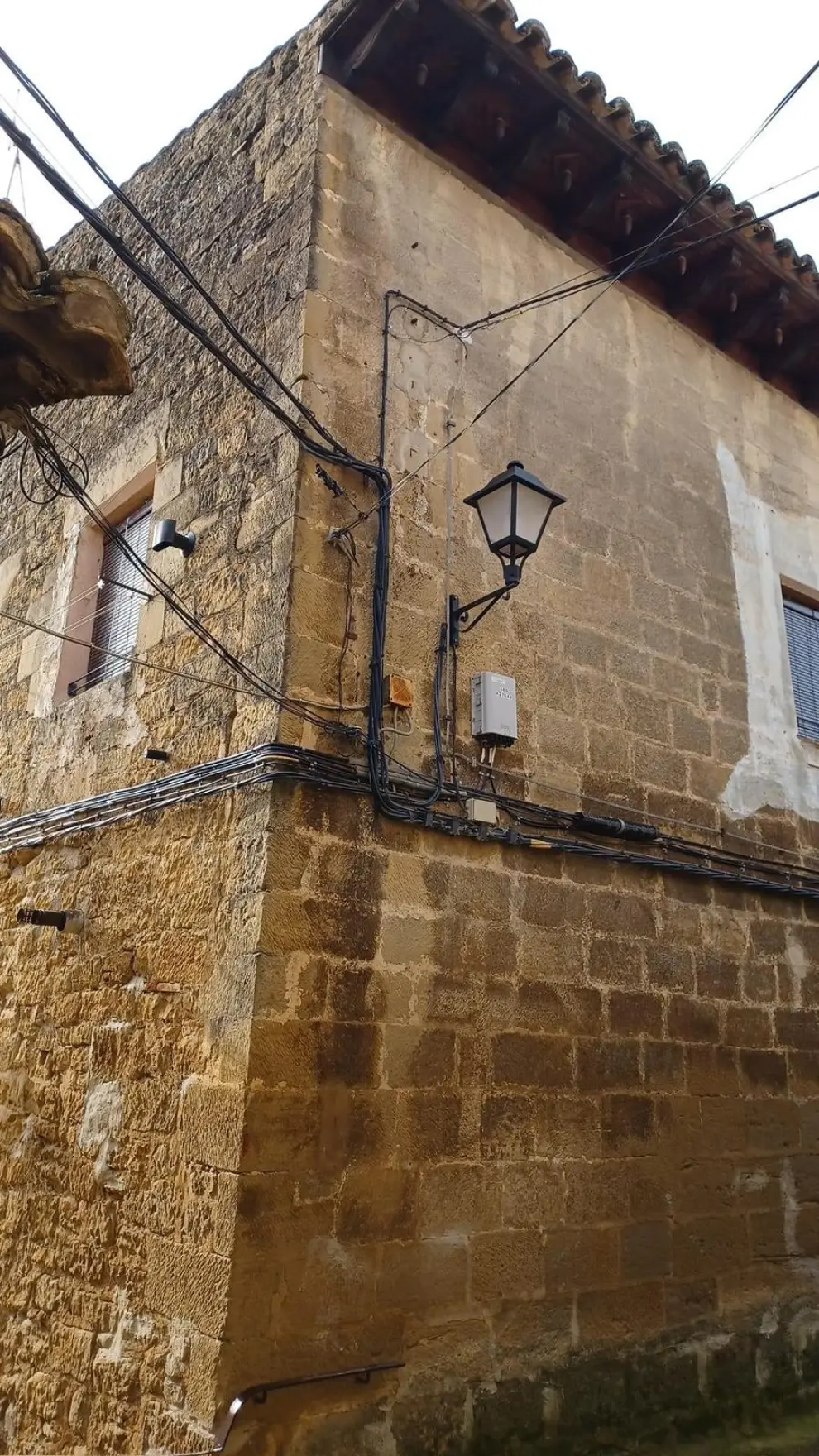 Uncastillo, conjunto histórico artístico, tiene numerosos cables en fachadas y calles.