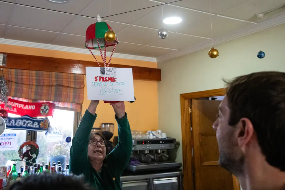 Los vecinos de Argente celebran que les ha tocado un quinto premio de la lotería de Navidad