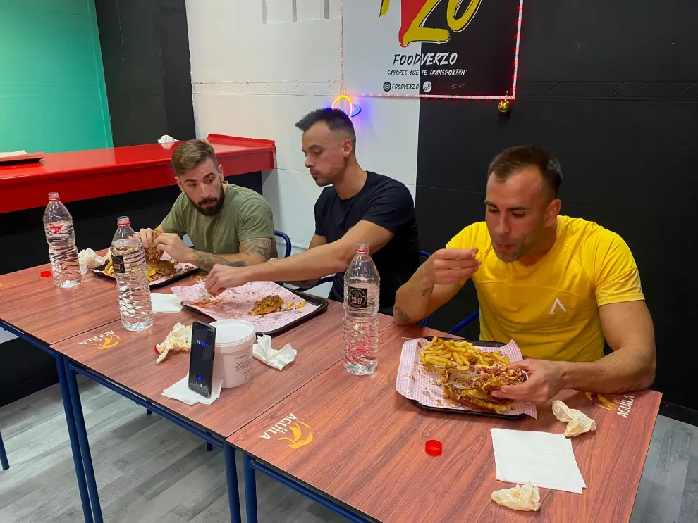 Álex, Adrián y José en el reto del bar FoodVerzo de Zaragoza