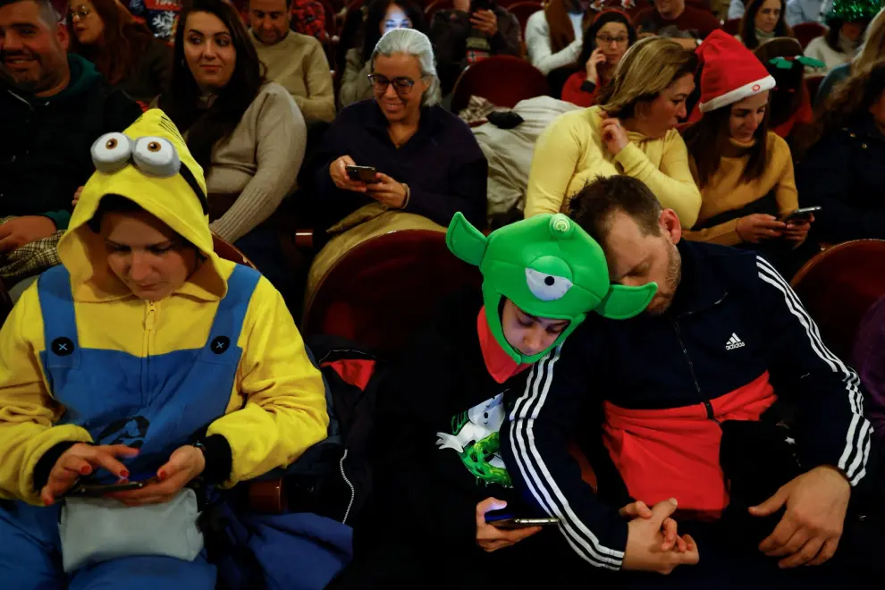 Gente durmiendo durante el sorteo de la Lotería de Navidad 2023 en el Teatro Real de Madrid. Eduardo Parra