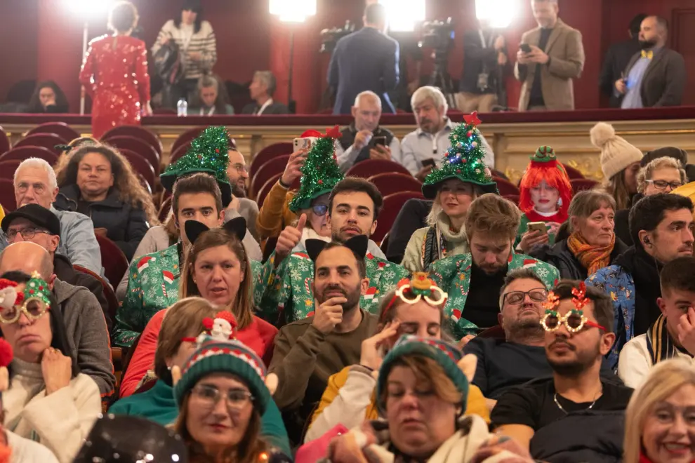 Gente durmiendo durante el sorteo de la Lotería de Navidad 2023 en el Teatro Real de Madrid.