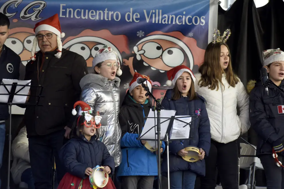 Una veintena de grupos ha participado este año en Villancicosca en Huesca, que ha vuelto a tener un espíritu solidario.