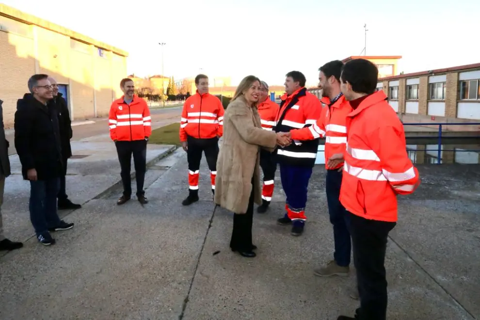 La alcaldesa de Zaragoza, Natalia Chueca, ha visitado este día de Nochebuena la planta potabilizadora de Vía Hispanidad, la Policía Local, los Bomberos, el Albergue Municipal, la Casa Amparo y El Refugio.