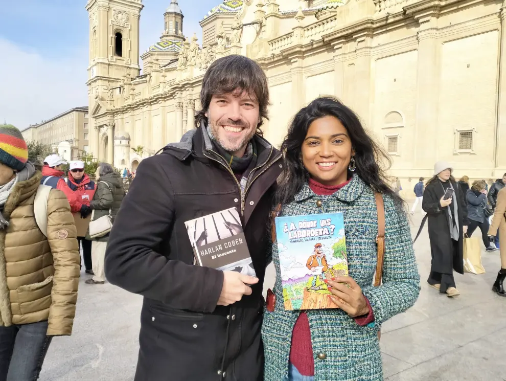Alejandro y Usha, con sus libros que importan en la plaza del Pilar