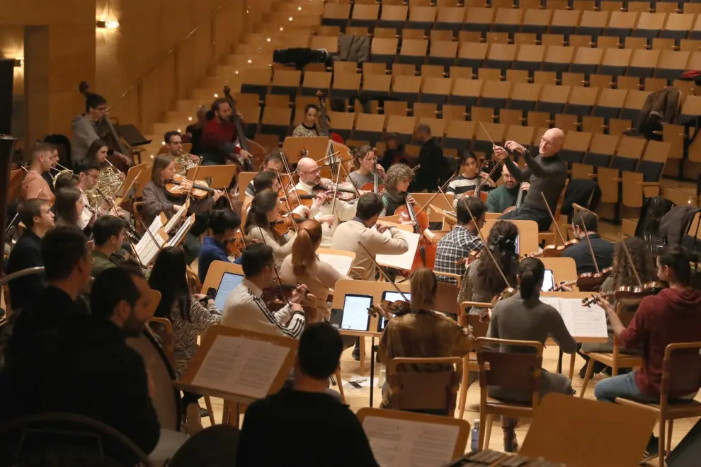 La Sinfónica de Zaragoza, dirigida por Juan Luis Martínez, ensaya en la sala Luis Galve el inminente Concierto de Año Nuevo.
