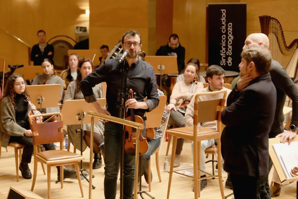 La Sinfónica de Zaragoza, dirigida por Juan Luis Martínez, ensaya en la sala Luis Galve el inminente Concierto de Año Nuevo.