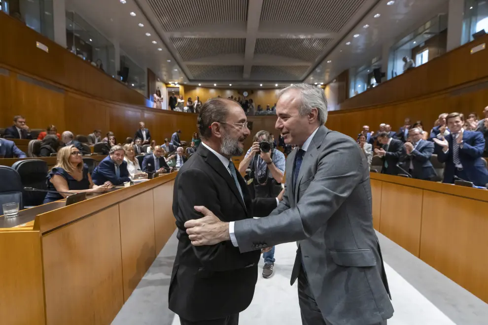 El nuevo presidente de Aragón, Jorge Azcón, es felicitado por el saliente, Javier Lambán, tras el pleno de investidura.