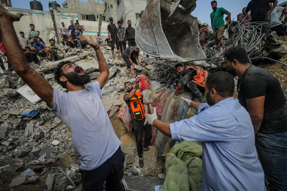 Ciudadanos palestinos recuperan el cuerpo de una niña entre los escombros tras un bombardeo del Ejército israelí en un campo de refugiados en Gaza el 24 de octubre de 2023