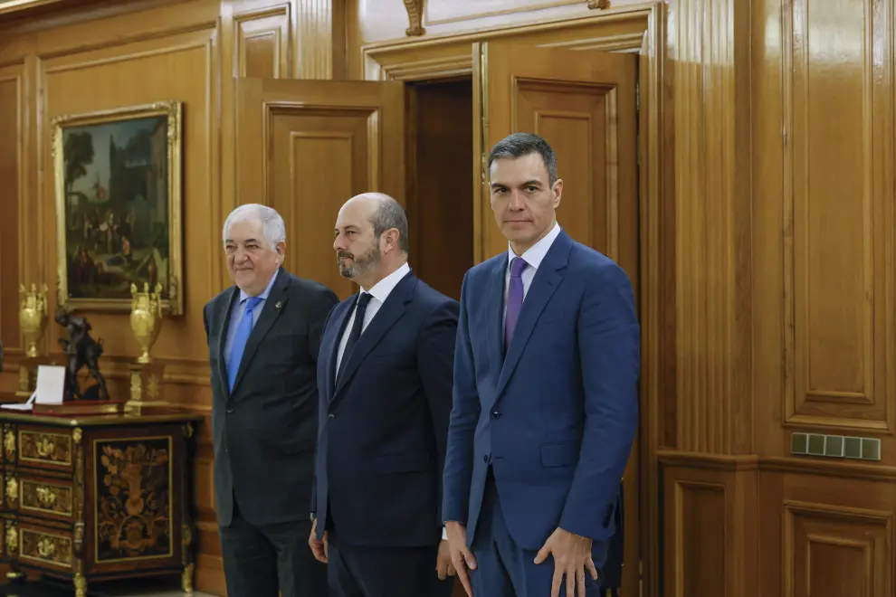El presidente del Gobierno, Pedro Sánchez (d) junto al presidente del Senado, Pedro Rollán (c) y el presidente del Tribunal Constitucional, Cándido Conde-Pumpido (i) asisten a la ura de los nuevos cargos